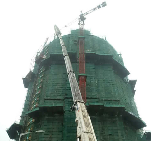 沿河吊车在工地上作业